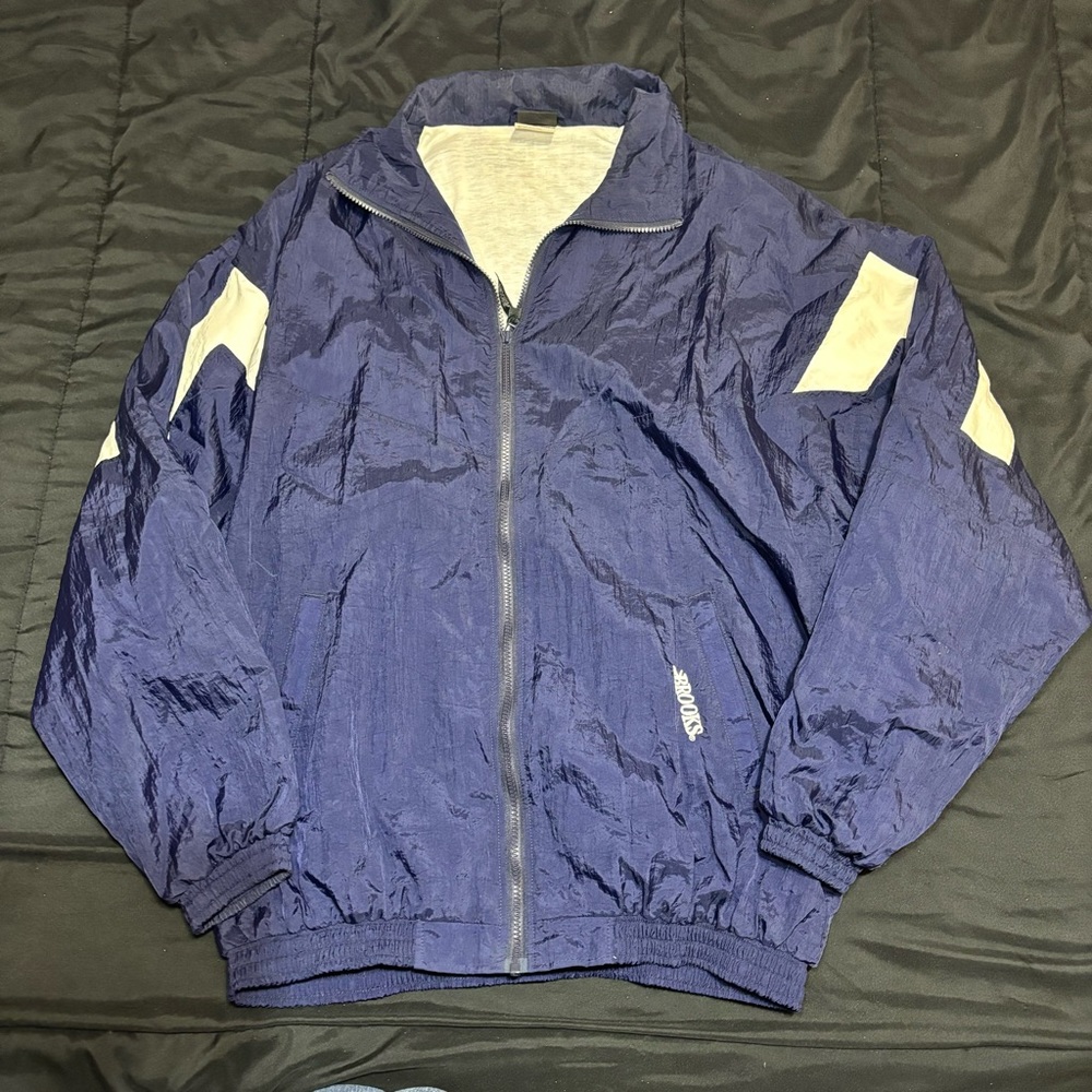 Brooks lightweight windbreaker model# 58990
Size XL